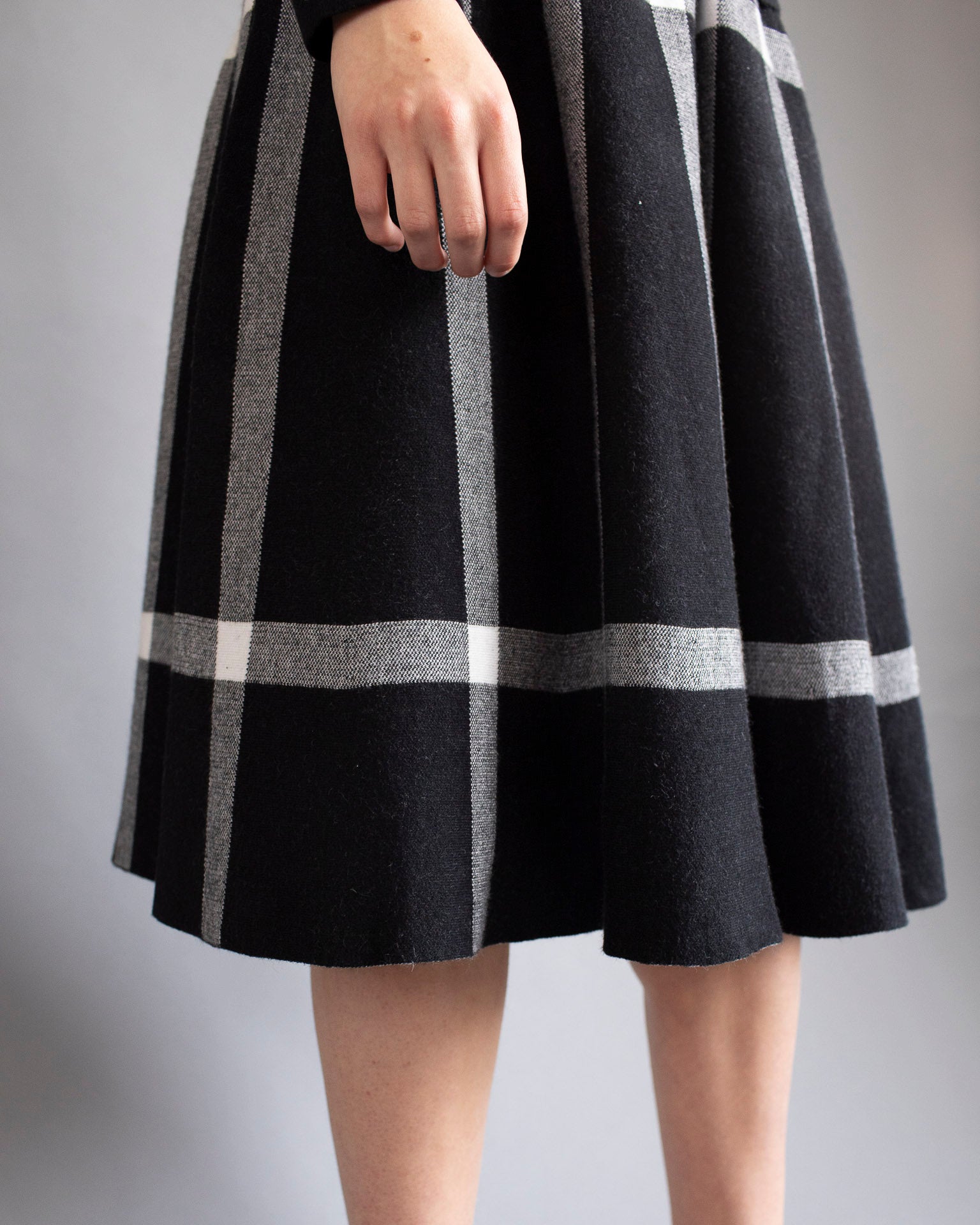 mid skirt black and white